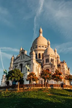 Basilica of Sacré-Coeur de Montmartre at sunrise.