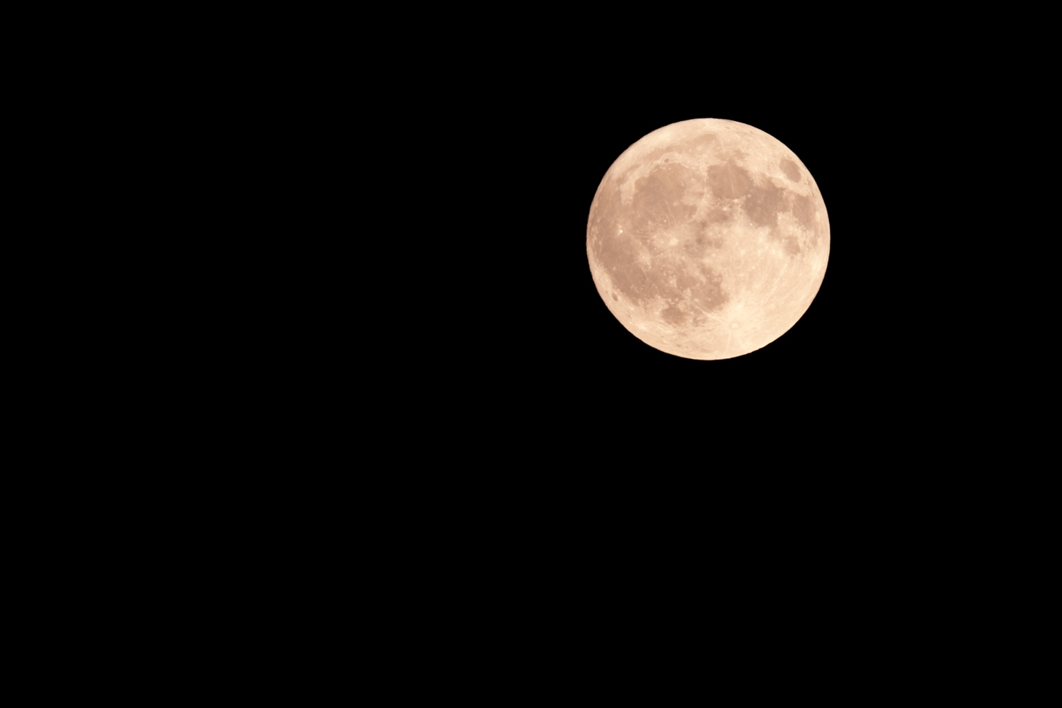 A yellow-red full moon